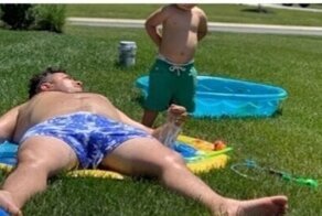 Родители делятся фотографиями своей жизни до и после рождения ребенка