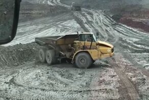 Когда на работе скучно: дрифт на 40-тонном карьерном самосвале