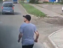 В Комсомольске-на-Амуре таксист бежал за автобусом с ножом и криками