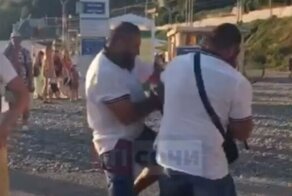 На одном из пляжей Сочи произошла массовая драка из-за выгула собаки