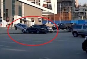 "Живи счастливо": после сообщения о разводе россиянин в ярости разбил машину жены