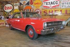 Классический маслкар Dodge Dart после долгого простоя находится в очень хорошем состоянии