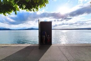 Вход в подводную обсерваторию на озере Цуг (Швейцария)