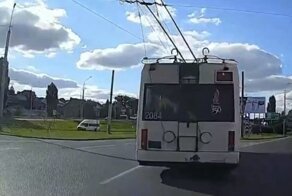 Пензенский автомобилист врезался в троллейбус