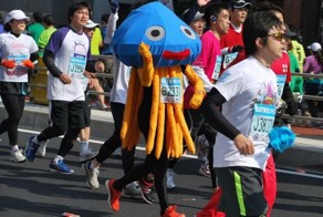 Забавные костюмы участников Токийского марафона – 2011 (30 фото)