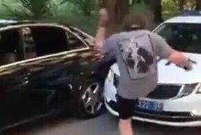 "Посмотри на номера, дебил": в Сочи водитель Mercedes оскорбил полицейских и поплатился