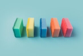 Почему губки для мытья посуды разного цвета?
