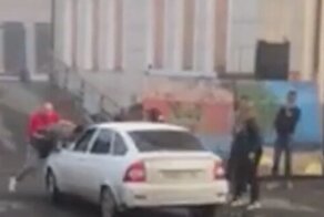 Пьяный тюменец в центре города въехал в толпу, дважды врезался в микроавтобус и уехал