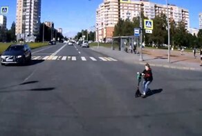 Ребенок на самокате едва не попал под машину в Санкт-Петербурге