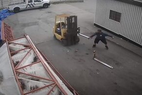 Рабочий разбил пикап во время неудачной операции по перемещению катера