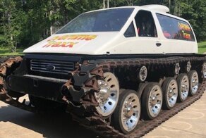 Безумный и очень мощный танк с кабиной из старого минивэна