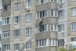 В Твери обнажённая женщина чуть не упала с седьмого этажа