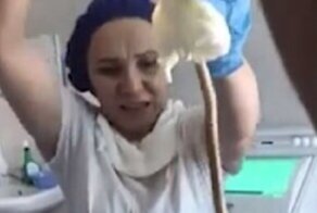 Видео из операционной: изо рта россиянки медики извлекли огромную змею