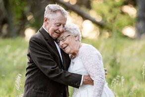 На 60-ю годовщину свадьбы супруги надели свои свадебные наряды