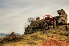 Огромный булыжник разрушил дом (4 фото)