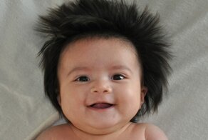 15 милых детишек, родившихся с шикарными шевелюрами