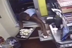 Чернокожий филантроп и благотворитель делает пожертвование