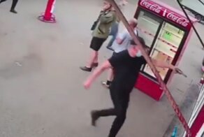 Разборки по-татарски: в Набережных Челнах неизвестные напали на киоск с шаурмой
