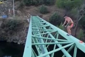 Неудачная попытка: парень упал в воду, пытаясь прыгнуть над рекой