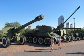 Вместо танков — ретро-трамвайчик. Как отметили День города в Донецке