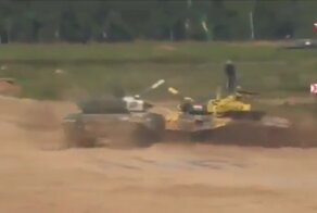 На танковом биатлоне машина из Таджикистана протаранила команду из Уганды