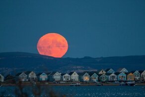 Ккукрузное полнолуние просияло над планетой