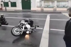 Мотоциклист упал из-за пьяного пешехода