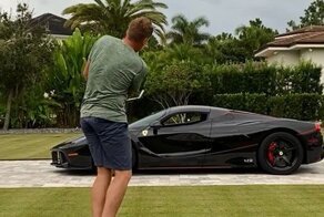 Очень дорогая Ferrari стала тренажёром для игрока в гольф