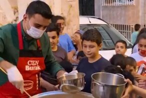 Бурак приготовил вкусный десерт и накормил всех в своей деревне