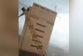 В Тюмени из-за сильного ветра упали два башенных крана