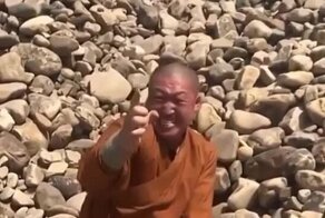 Шаолиньский монах показал, как пальцами разбивает камни