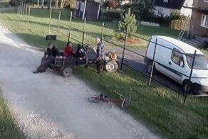 Обычный день в деревне Бояркино: пьяная компания на мотоблоке