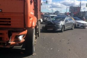 С ребенком под КамАЗ: автомобилистка устроила ДТП в Петербурге