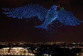Более двух тысяч дронов устроили красочное шоу над Петербургом