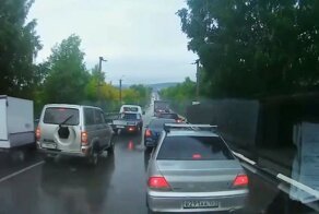 Мгновенная карма за езду по встречке: нарушители не заметили автомобиль ДПС