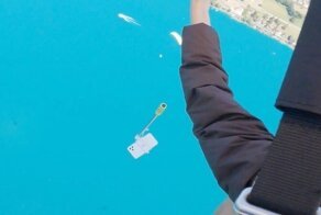 Девушка уронила iРhоnе в озеро, пытаясь сделать  селфи