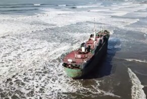 Во время шторма  в Приморье на пляж выбросило "корабль-призрак"
