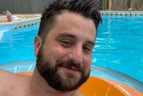 Мужчина неожиданно обнаружил во дворе своего дома бассейн