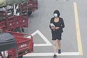 Лысый китаец в женской одежде угонял скутеры