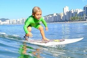 Беспечный ездок: 4-летний мальчик, который умеет ловить волны