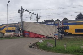 Поезд снёс застрявший на путях грузовик