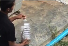 Поймал ядовитую змею с помощью бутылки