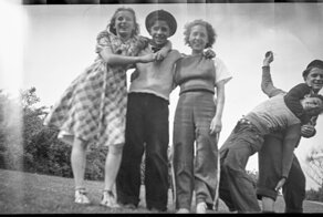 Женщина отсканировала негативы 30-х годов, оставшиеся от отца-фотолюбителя