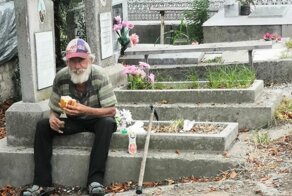 На могилках трусики, на оградках бусики: бомжи обосновались на сочинском кладбище