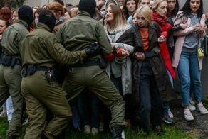 В Белоруссии неизвестные задерживали женщин за демонстрацию солидарности Колесниковой