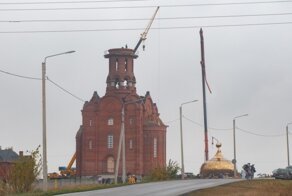 Церковный купол сорвался с крана и упал на землю