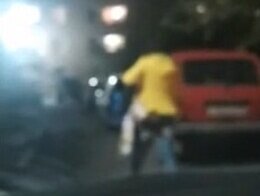 В Омске пассажирка такси хотела стащить автомобильный коврик и продать его 