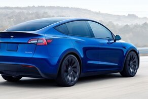 Владельцы Tesla Model Y нашли под капотом революционных электрокаров изоленту и деревянные бруски