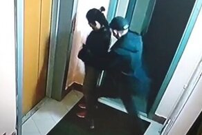 В Екатеринбурге мужчина напал с ножом на 17-летнюю девушку возле лифта