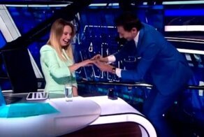 "Мы таких новостей не готовили!": телеведущей в прямом эфире предложили руку и сердце